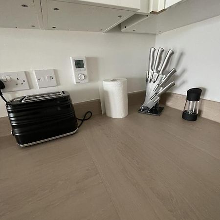 Modern 2-Bed Apartment In The Heart Of Salford Quays Extérieur photo
