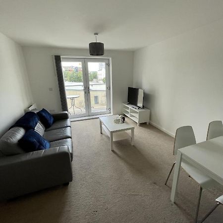 Modern 2-Bed Apartment In The Heart Of Salford Quays Extérieur photo