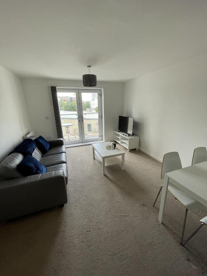Modern 2-Bed Apartment In The Heart Of Salford Quays Extérieur photo