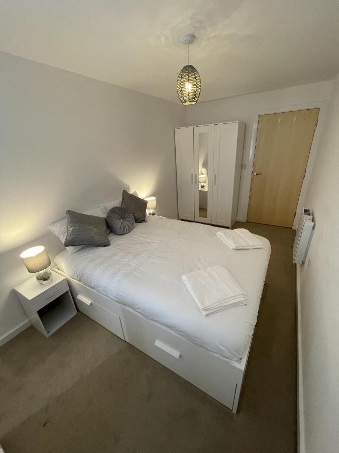 Modern 2-Bed Apartment In The Heart Of Salford Quays Extérieur photo
