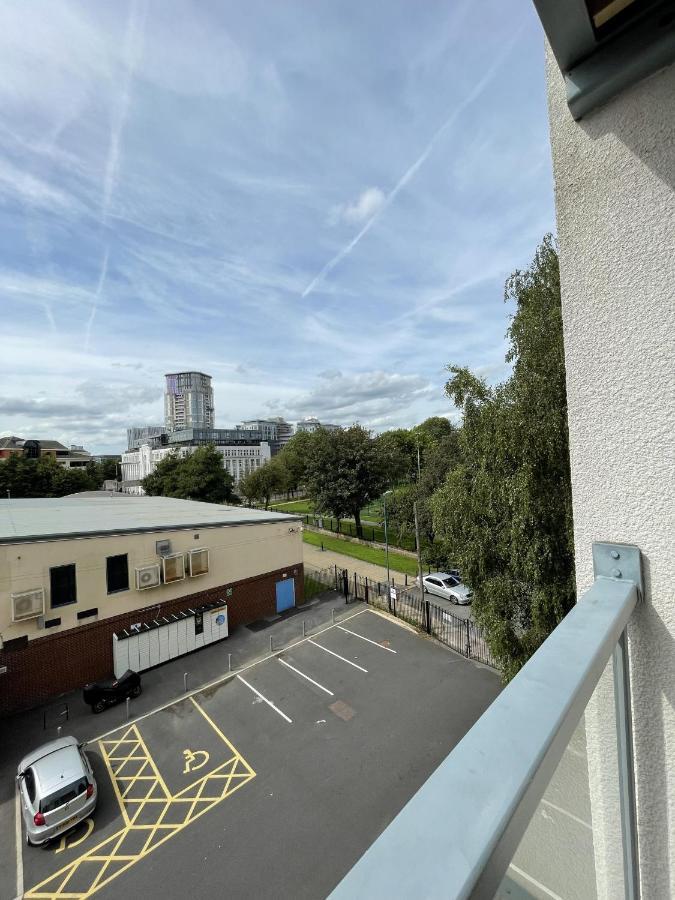 Modern 2-Bed Apartment In The Heart Of Salford Quays Extérieur photo