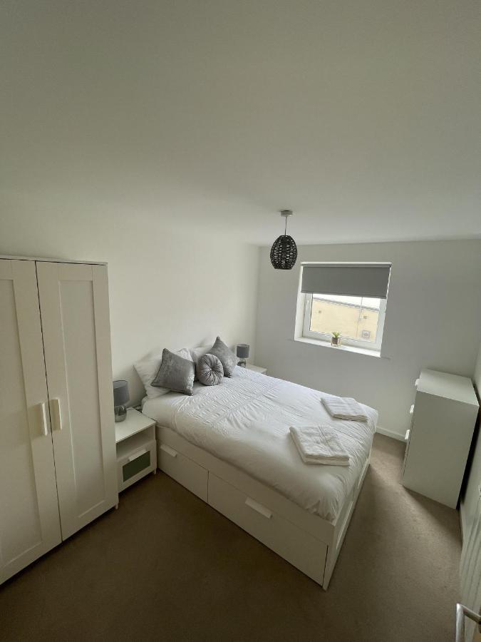 Modern 2-Bed Apartment In The Heart Of Salford Quays Extérieur photo