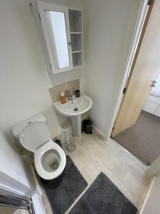 Modern 2-Bed Apartment In The Heart Of Salford Quays Extérieur photo