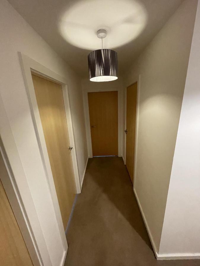 Modern 2-Bed Apartment In The Heart Of Salford Quays Extérieur photo
