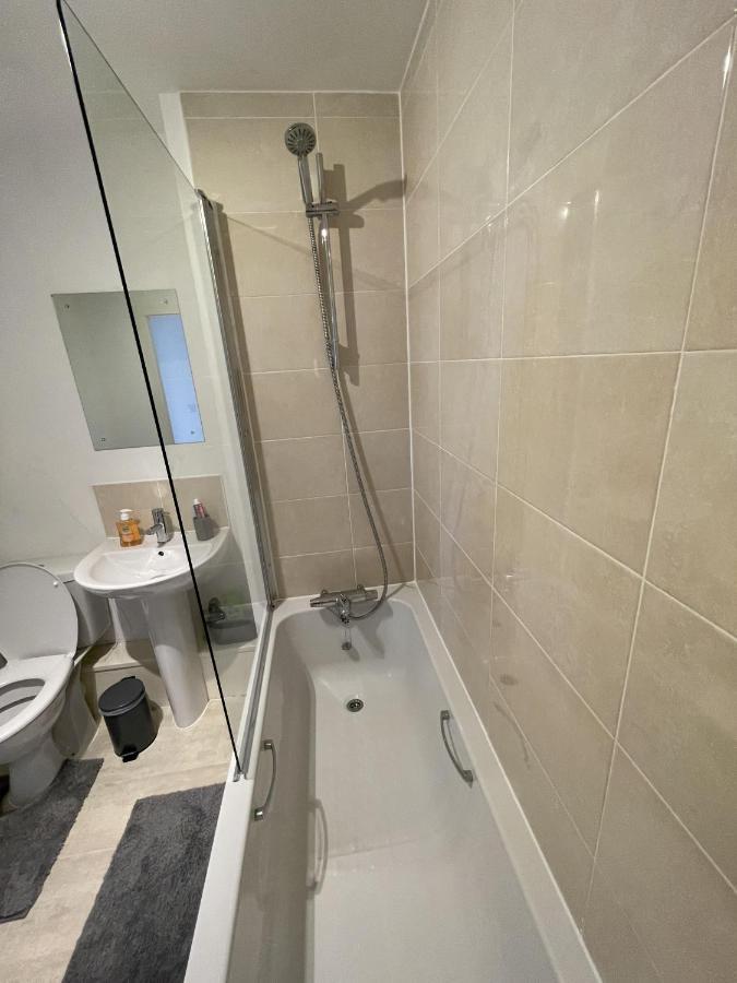 Modern 2-Bed Apartment In The Heart Of Salford Quays Extérieur photo