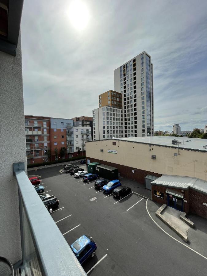 Modern 2-Bed Apartment In The Heart Of Salford Quays Extérieur photo