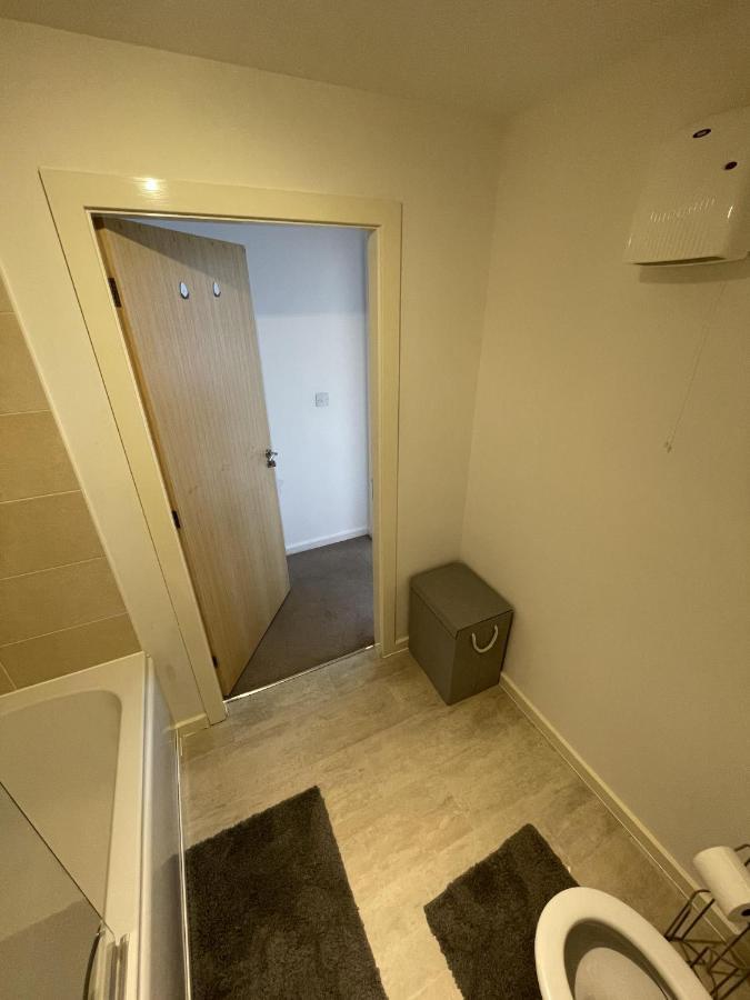 Modern 2-Bed Apartment In The Heart Of Salford Quays Extérieur photo