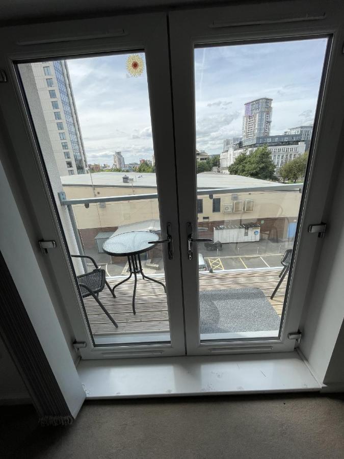 Modern 2-Bed Apartment In The Heart Of Salford Quays Extérieur photo