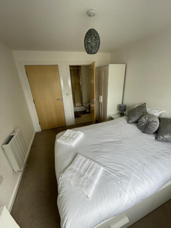 Modern 2-Bed Apartment In The Heart Of Salford Quays Extérieur photo