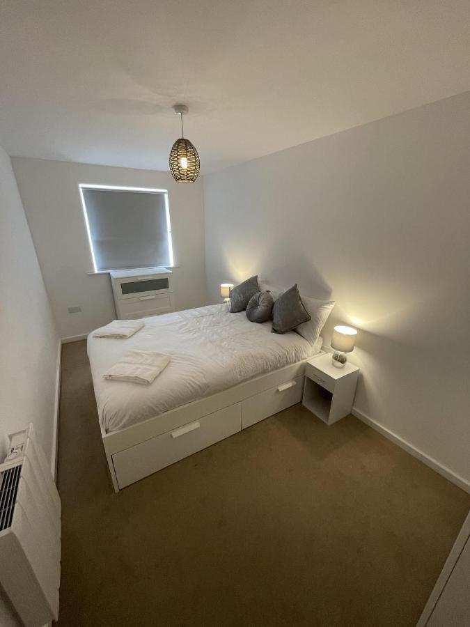 Modern 2-Bed Apartment In The Heart Of Salford Quays Extérieur photo