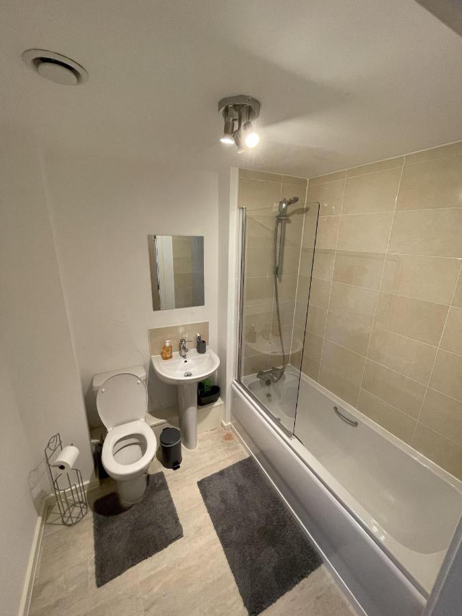 Modern 2-Bed Apartment In The Heart Of Salford Quays Extérieur photo