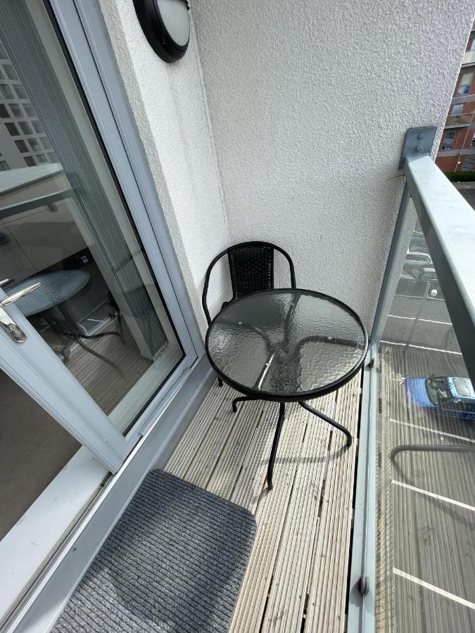 Modern 2-Bed Apartment In The Heart Of Salford Quays Extérieur photo